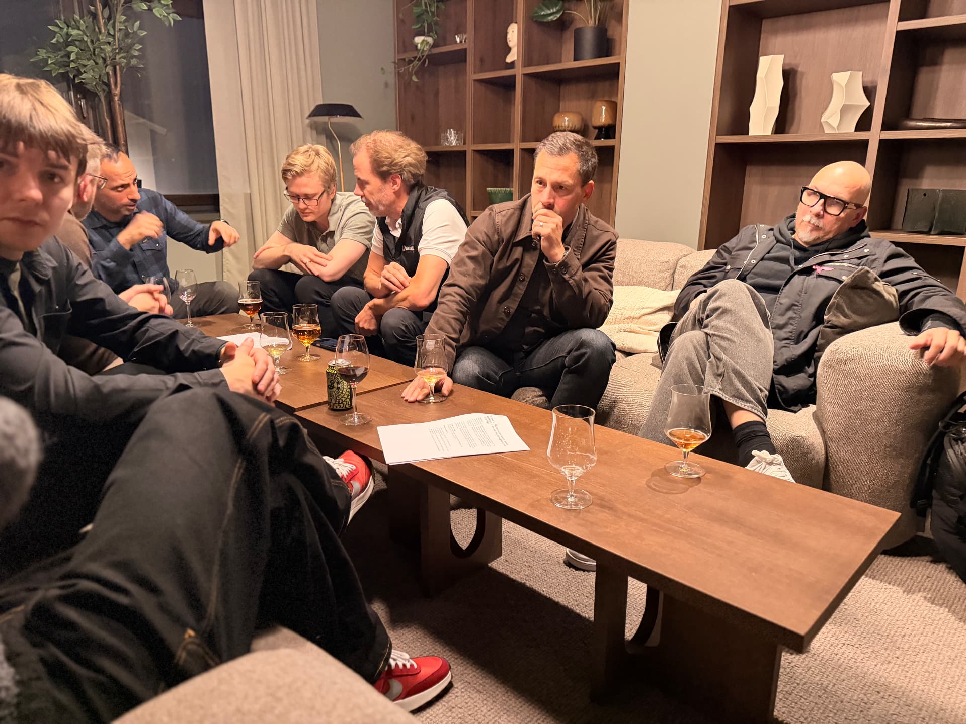 Deltagare samlade runt ett bord på The Social under TechMeet
