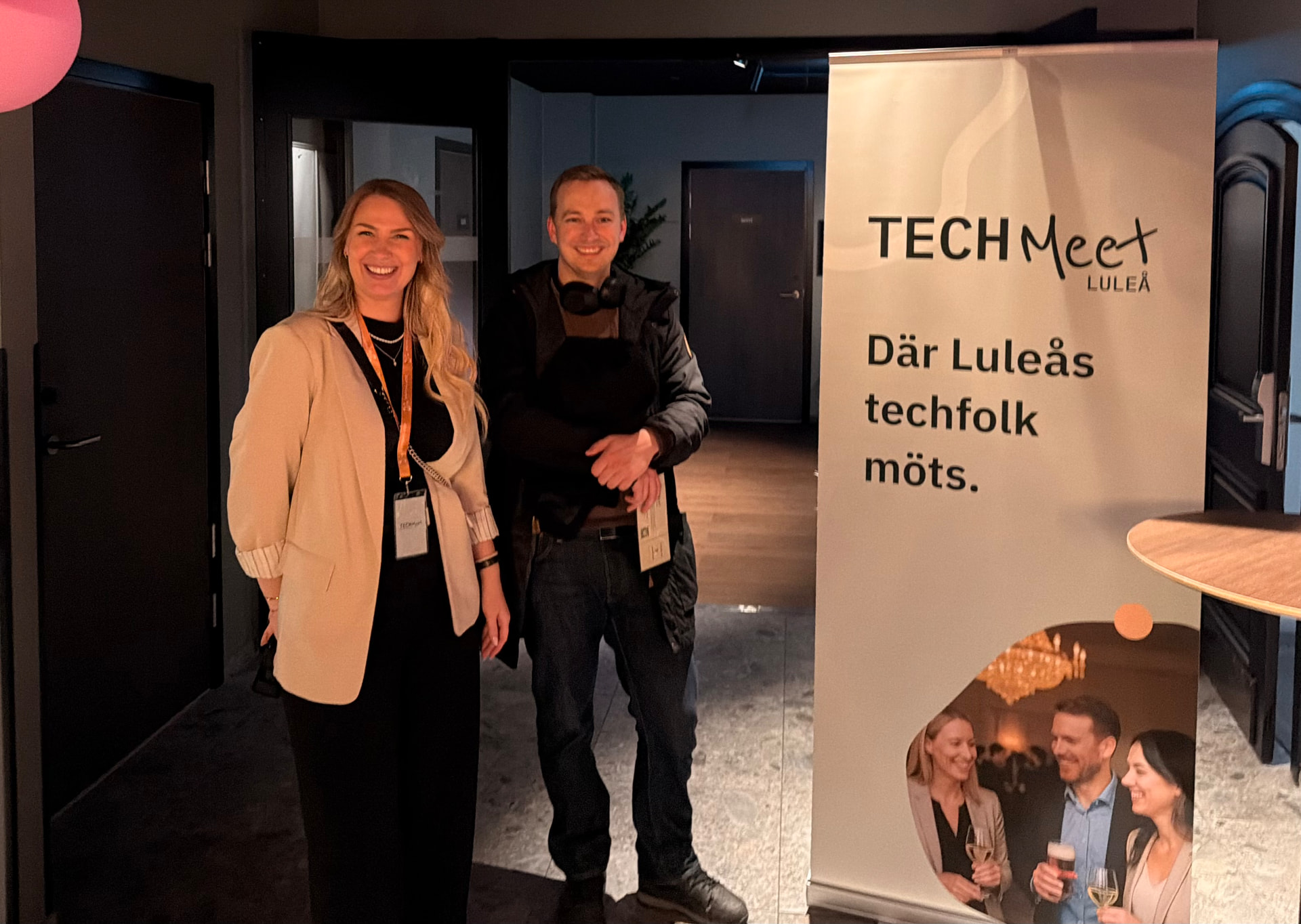 Två deltagare vid TechMeet Luleås rollup under after worken den 14 oktober